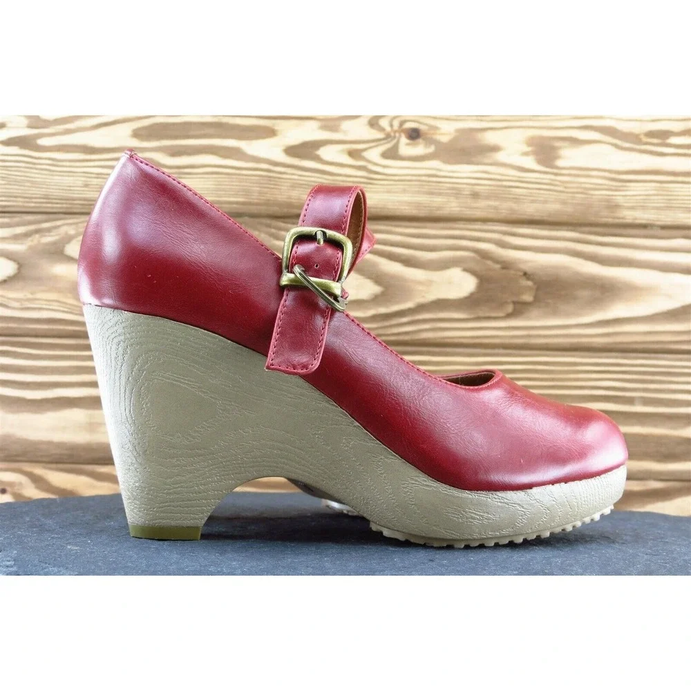 Rewind Me and‎ Forever Size Medium Red Round Toe Platform Leather